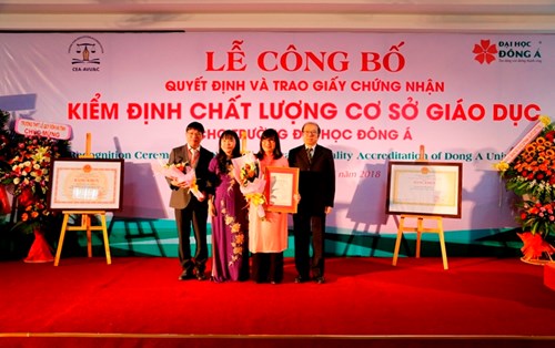 Trao chứng nhận đạt chuẩn chất lượng cơ sở giáo dục cho Trường ĐH Đông Á